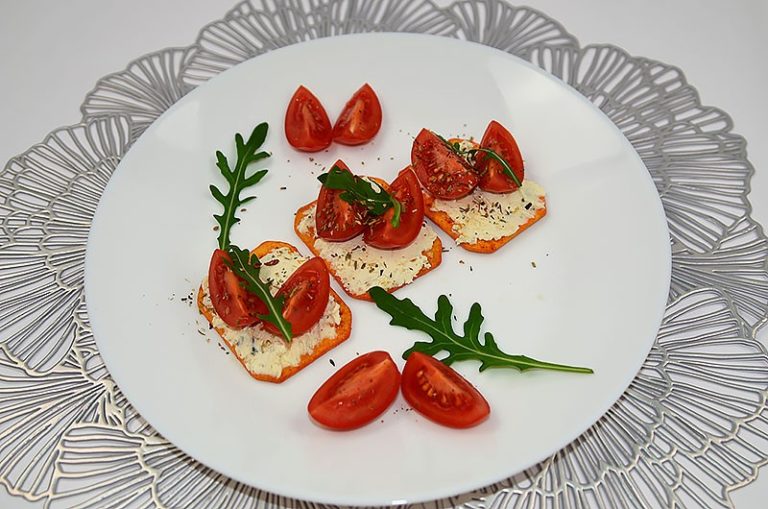 Leckere Kirschtomaten- Frischkäse-Rucola-Kanapees – Russische ...